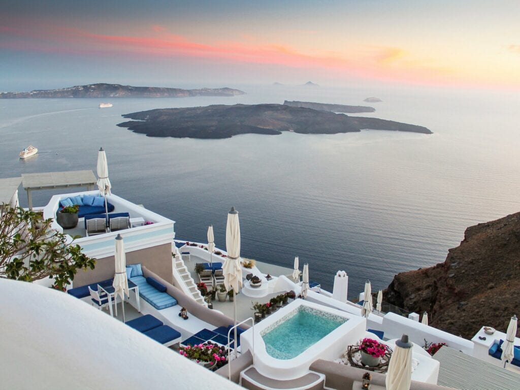 Iconic Hotel Santorini - una muestra del lujo en islas Griegas