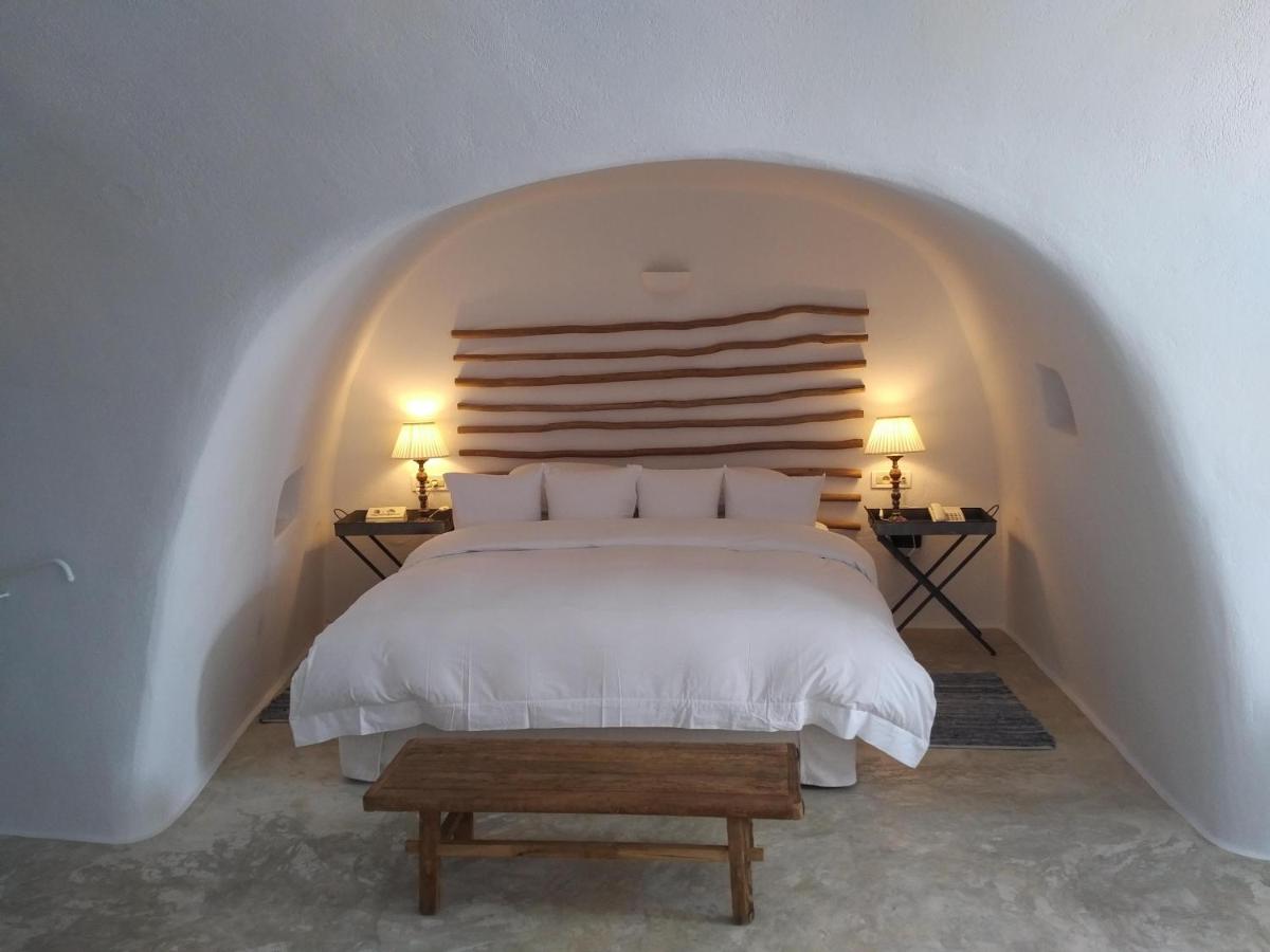 Best Hotels in Santorini - Iconic Santorini