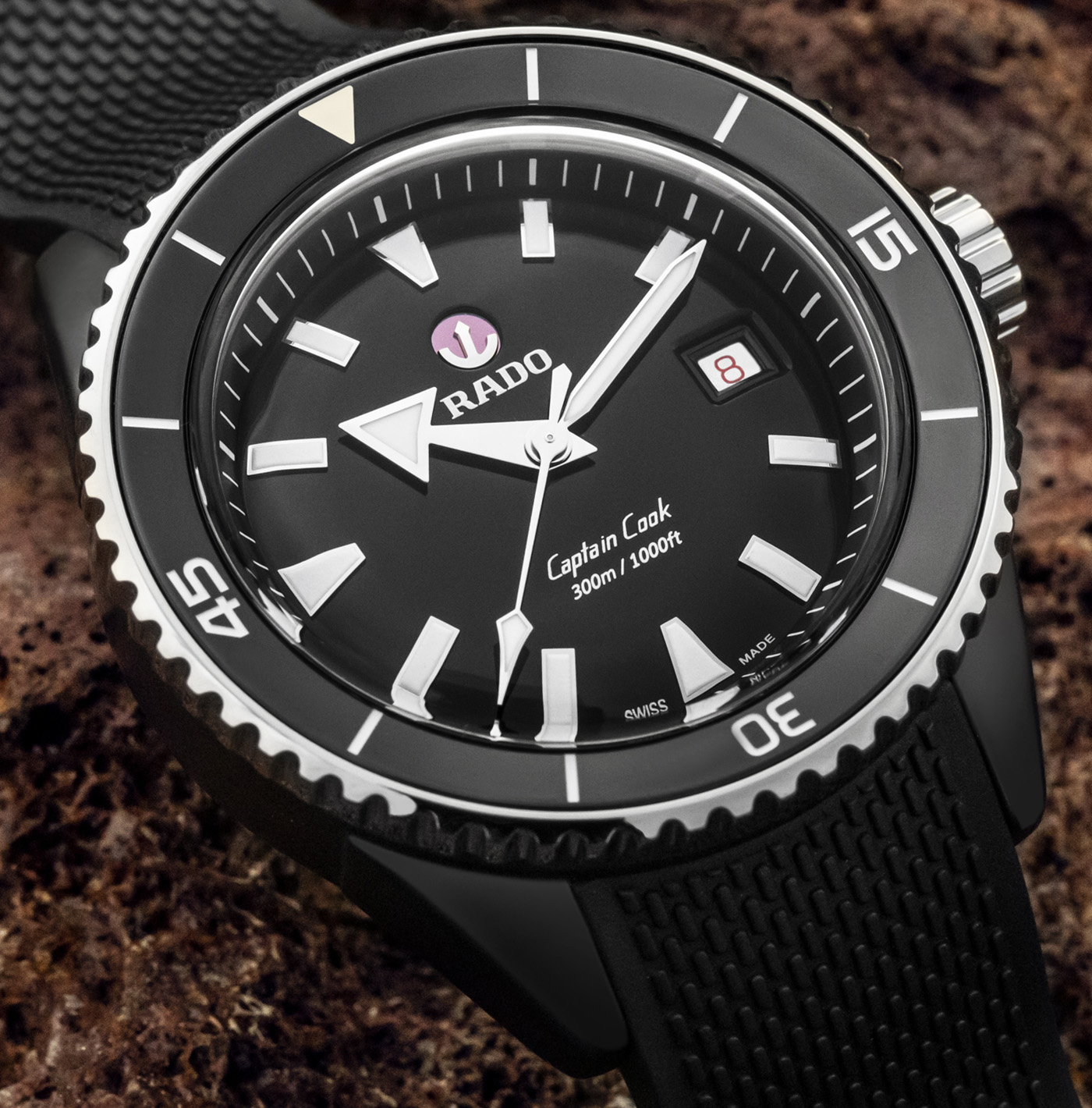 Rado Captain Cook Ceramic diver - Perfect readability of the dial thanks to the sapphire crystal with double anti-reflective coating and indexes and hands with Super-Luminova