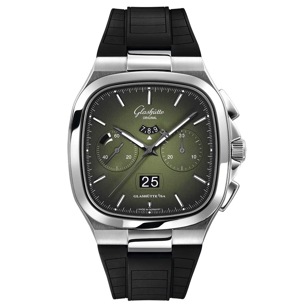 A timepiece with great character that can turn elegant or sporty with a simple change of strap