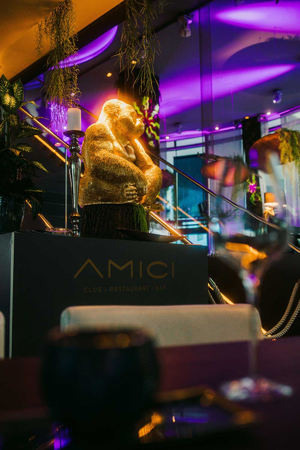 In der AMICI Stuttgart Cocktailbar kannst du einen Blick auf die Promis erhaschen, die zur exklusiven Club-Lounge gehen. 
