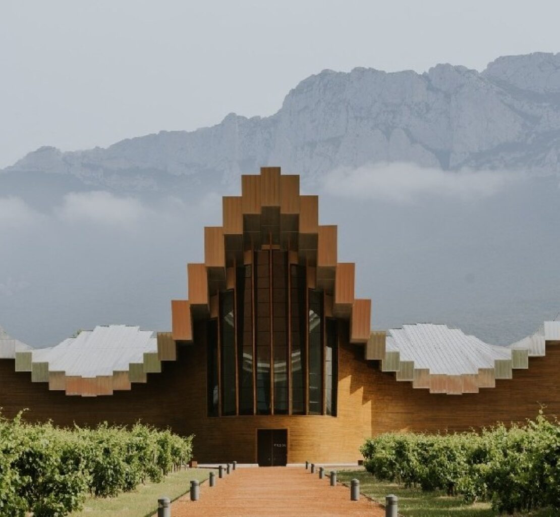 Bodegas Ysios Weingut in Rioja Alavesa, eines der architektonisch beeindruckendsten Weingüter mit moderner Architektur in Spanien