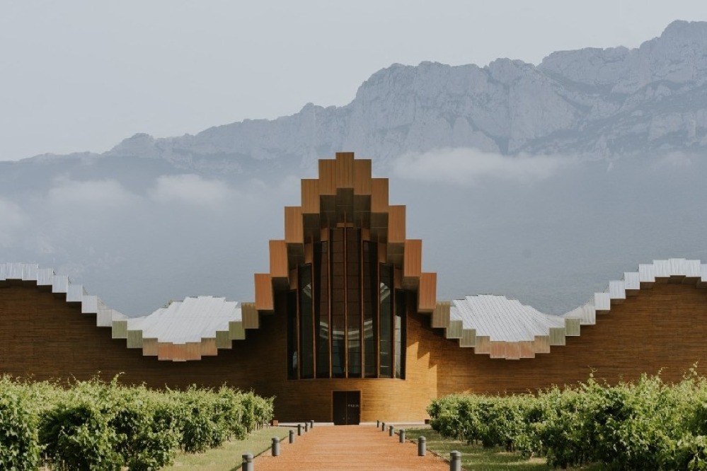 Bodegas Ysios cantina nella Rioja Alavesa, una delle cantine architettura più spettacolari della Spagna con design contemporaneo